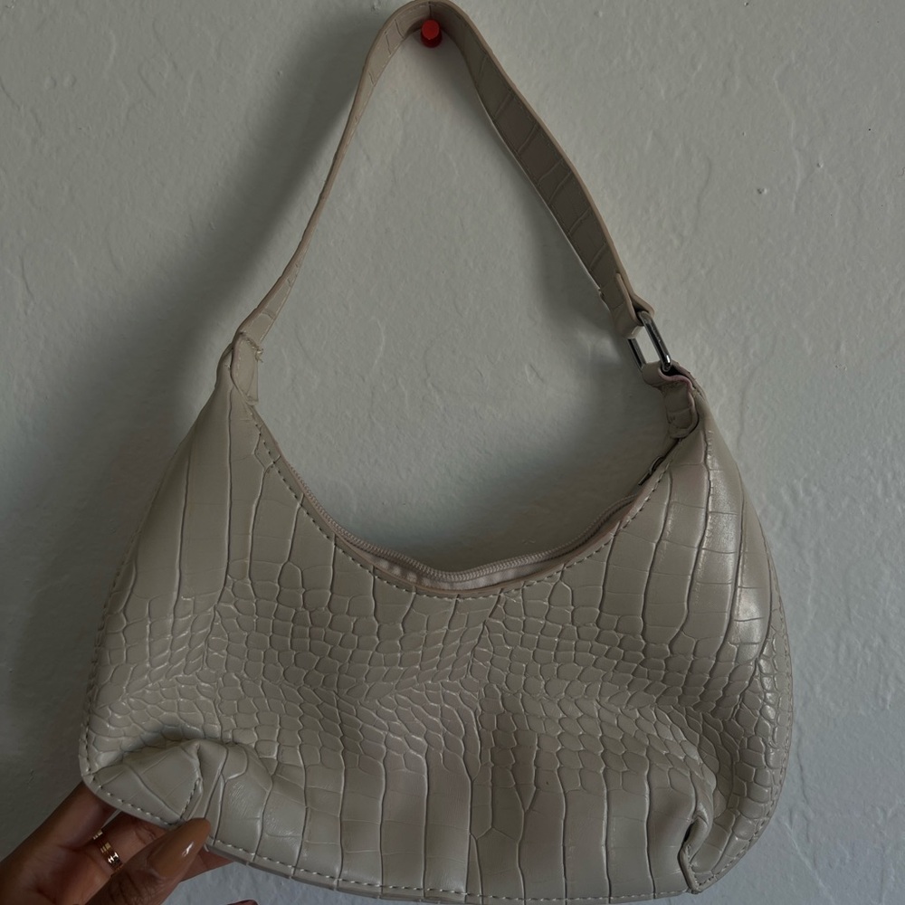 Elegant Cream Crocodile-Embossed Shoulder Bag